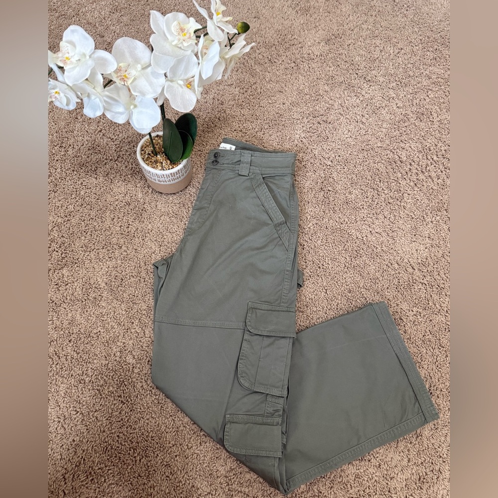 NWOT Abercrombie & Fitch Women’s Green Relaxed Cargo Pants
